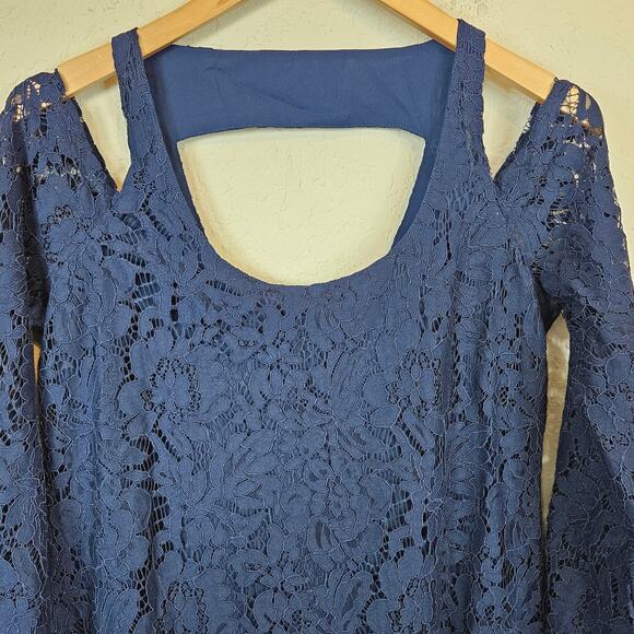 Chaser Vintage Lace Bell Sleeve Cold Shoulder Mini Dress Navy Blue Womens Medium - Picture 4 of 9